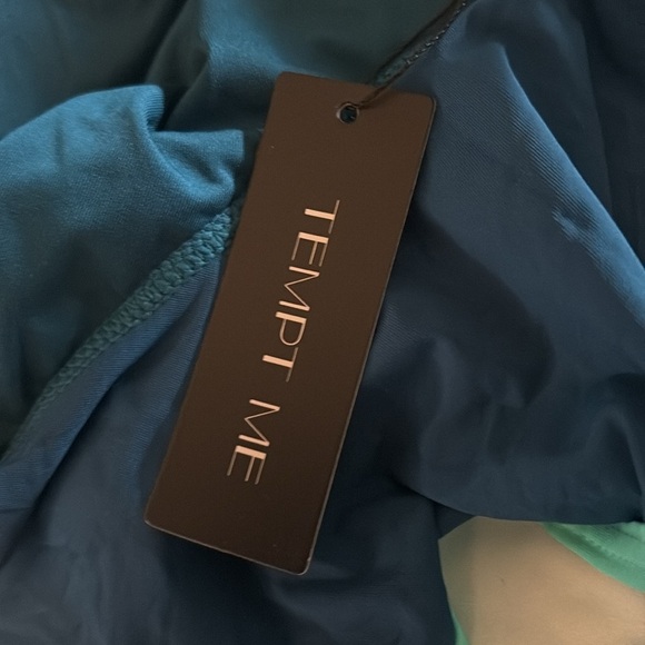 NWT-2025 ruffle one shoulder
Adjustable detachable strap - Picture 5 of 5